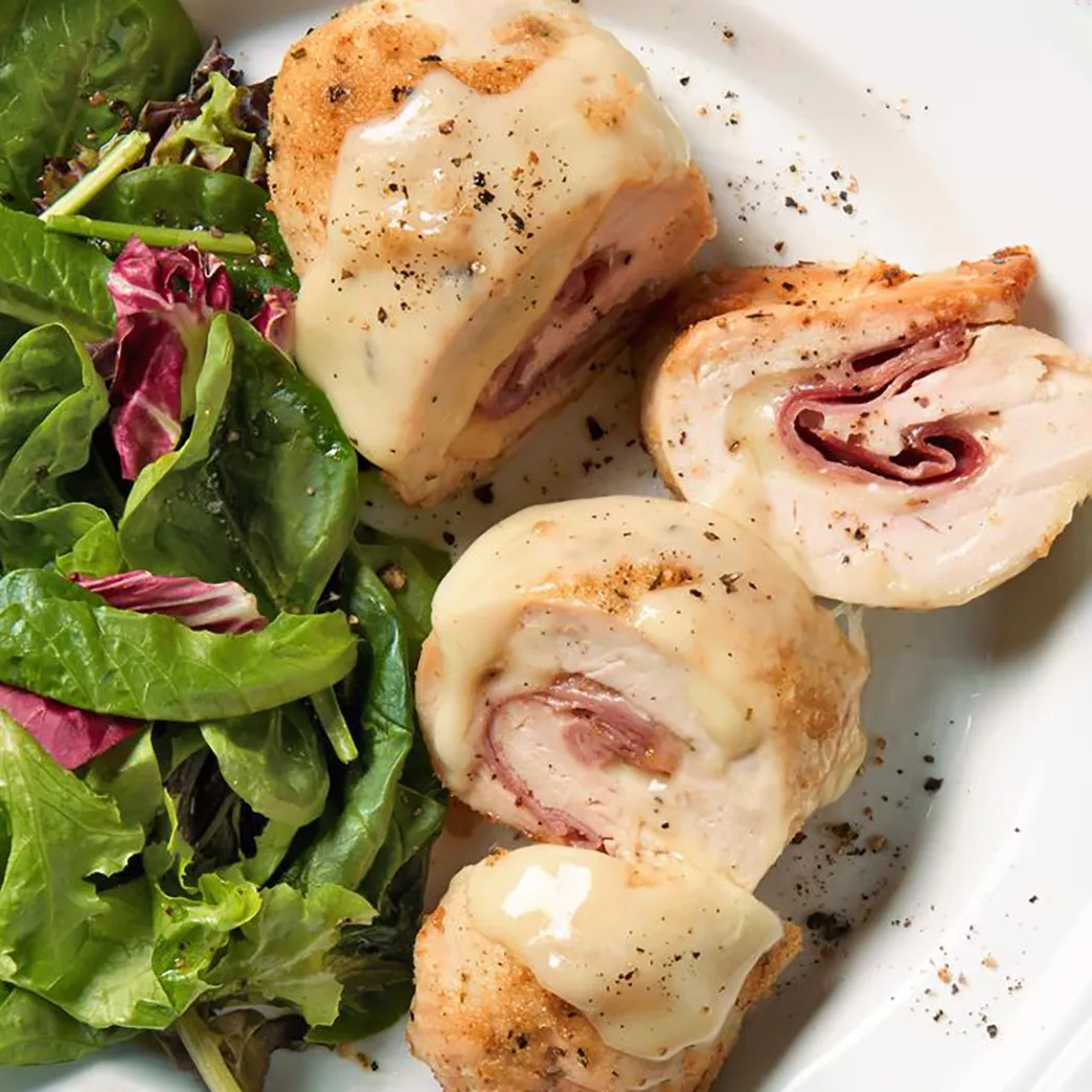 vue de dessus de poulet cordon bleu servi avec une salade